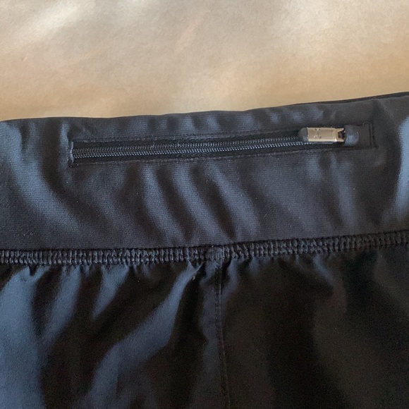 Under Armor jogging shorts. Size medium - Picture 6 of 8